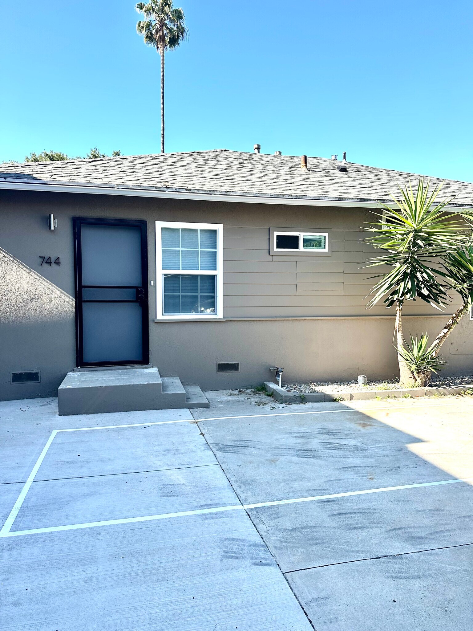 Building Photo - 742 Earlham St