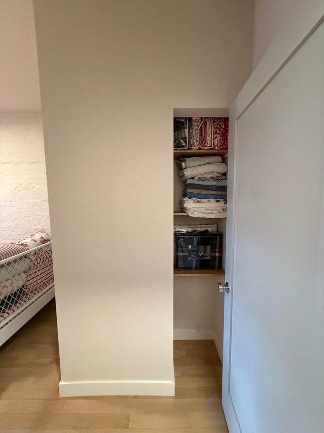 Building Photo - 927 N Mozart St