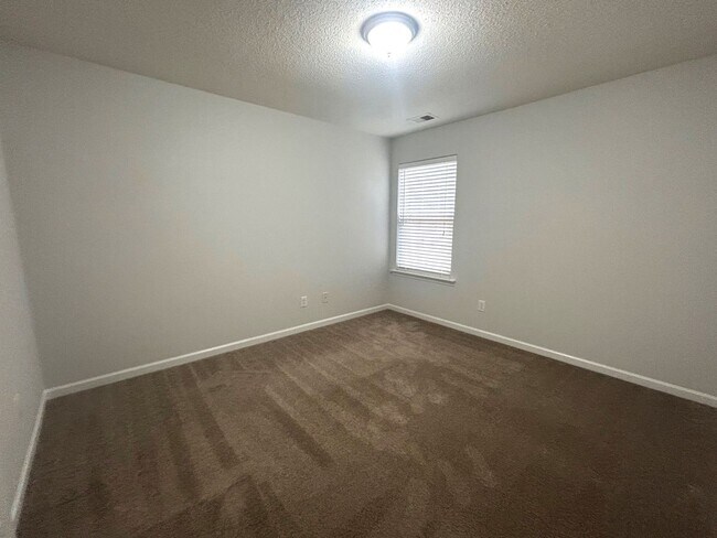 Building Photo - Excellent 3BD/2BA Ranch Home in quiet subd...