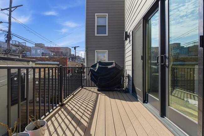 Building Photo - 303 4th St