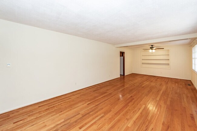 Building Photo - 453 Wade Hampton Dr