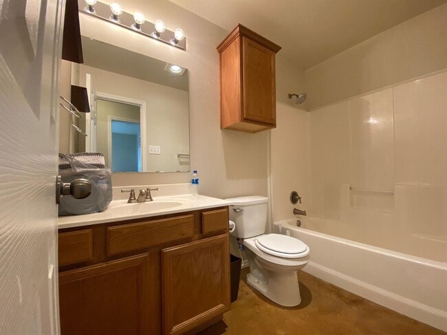 Building Photo - Beautiful 3/2/2 Home Available July!!