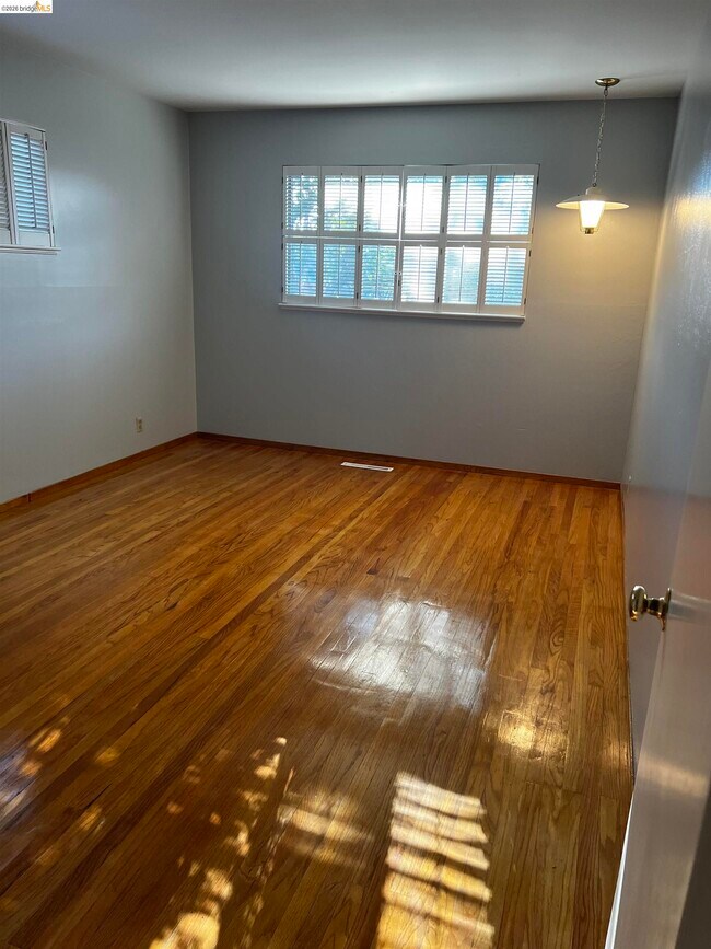 Building Photo - 1004 Almond St