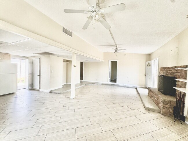 Building Photo - 2-bedroom, 2-bathroom Home Nestled in the ...
