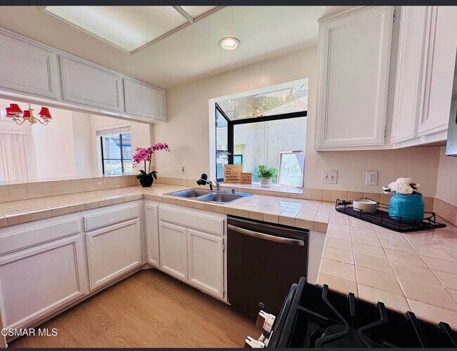 Building Photo - 5714 Skyview Way