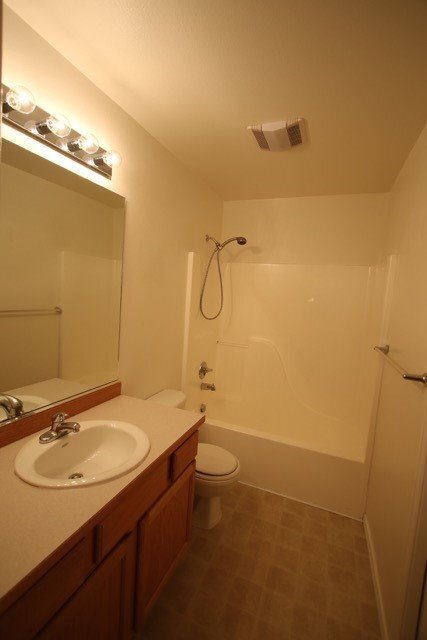 Building Photo - 3 Bedroom Eagle River Condo w/ Easy Highwa...