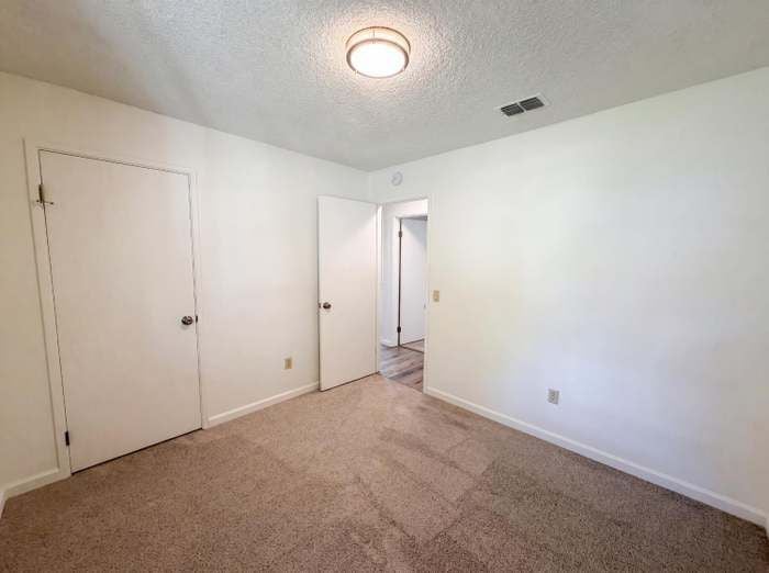 Building Photo - 5901 Small Hill Ct