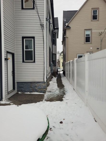 Building Photo - 112 19th St