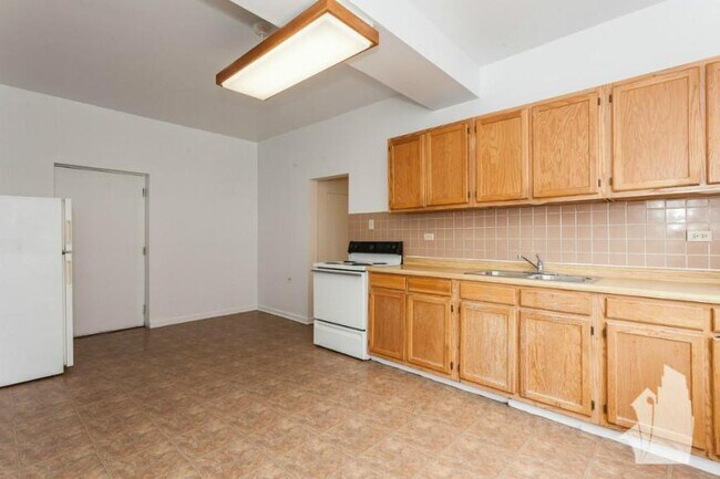 Building Photo - 3 bedroom in Chicago IL 60647