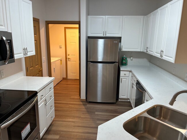 Building Photo - 3 Bed, 2 Bath Condo with in Cascade-Fairwood neighborhood of Renton, $2,865/month.