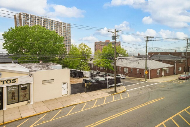 Building Photo - 263 Palisade Ave