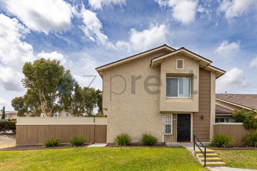 Building Photo - Unit Row 3
