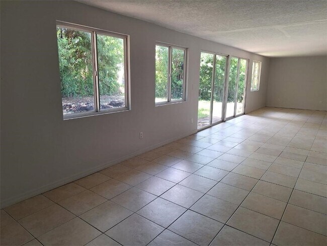 Building Photo - 1758 Mistletoe St