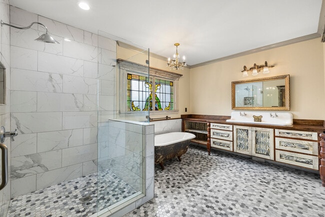 Building Photo - 479 W Park St