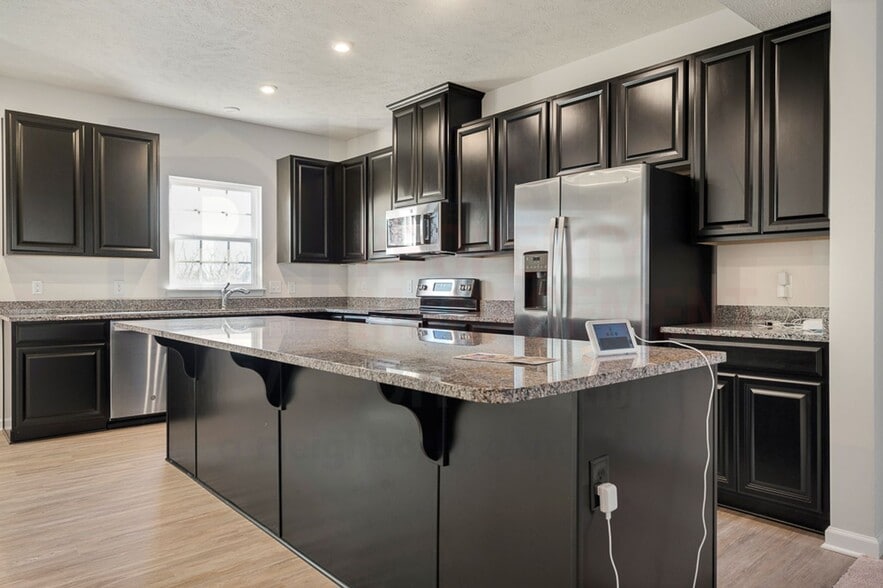 Building Photo - Stunning 3 Bed 2.5 Bath Townhome COMING SOON