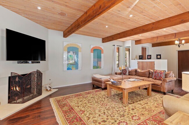 Building Photo - 525 Las Palmas Dr