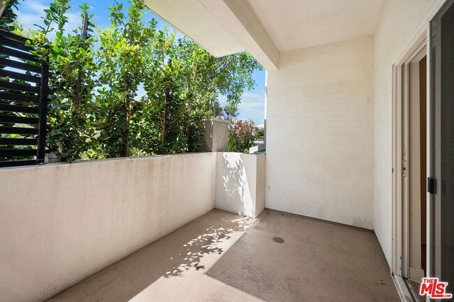 Building Photo - 1530 S Hayworth Ave