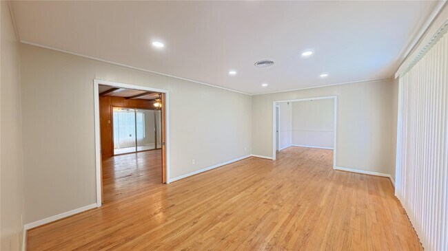 Building Photo - 3727 Woodvalley Dr