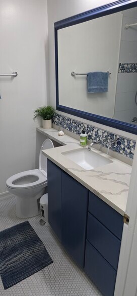 Building Photo - 1301 Lynngrove Dr