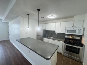 Building Photo - 225 Halladay St