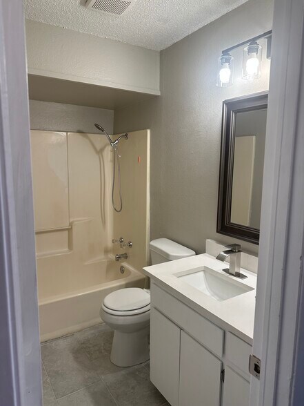 Building Photo - 228 Greenhill Dr
