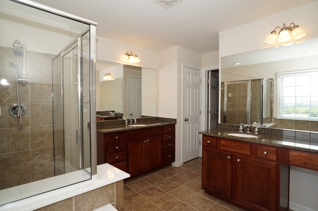 Building Photo - Wonderful 3 Bed  3.5 Bath Townhome in Vinings!