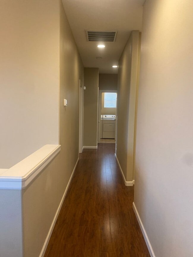 Building Photo - Beautiful Spacious 3 Bedroom/2.0 Bathroom ...