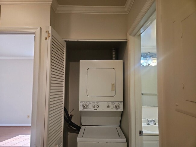 Building Photo - Bright and Cozy 1 Bed 1 Bath Condo In With Balcony In Vibrant Burke Cove