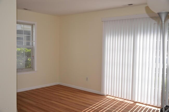 Building Photo - 997 Tarragon Ct