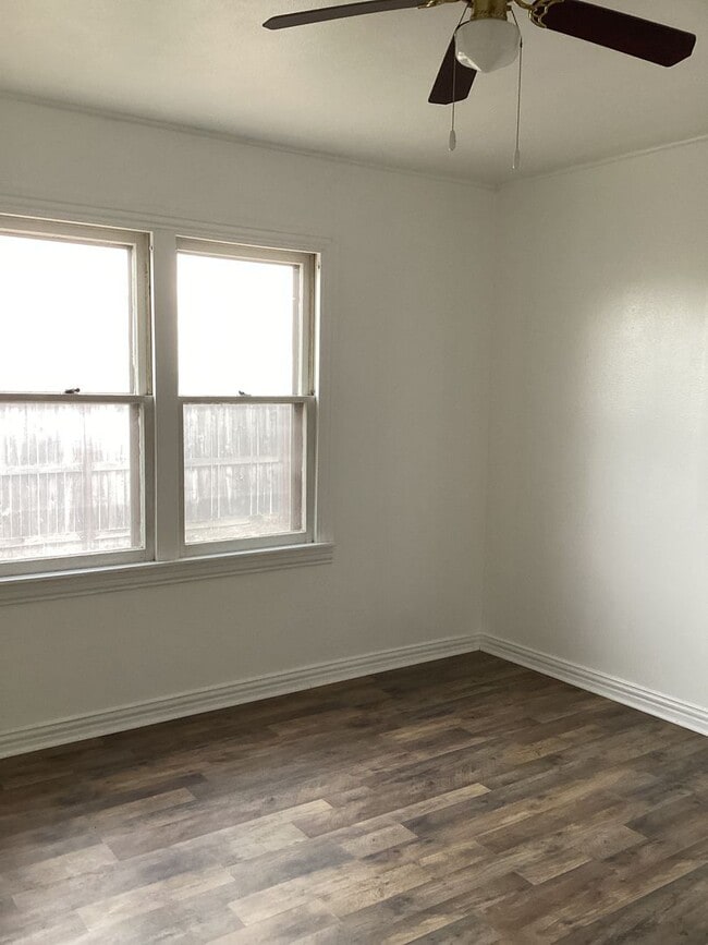 Building Photo - Newly Updated Family Home  Close to Jr. High & High School!  Pets welcome!