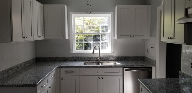 Building Photo - 731 W Charlton St