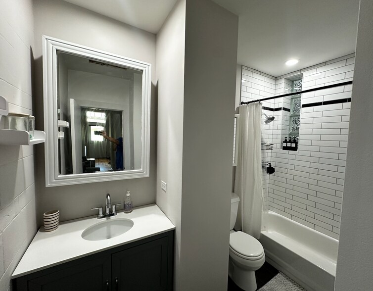 renovated bath - 1906 N Hermitage Ave