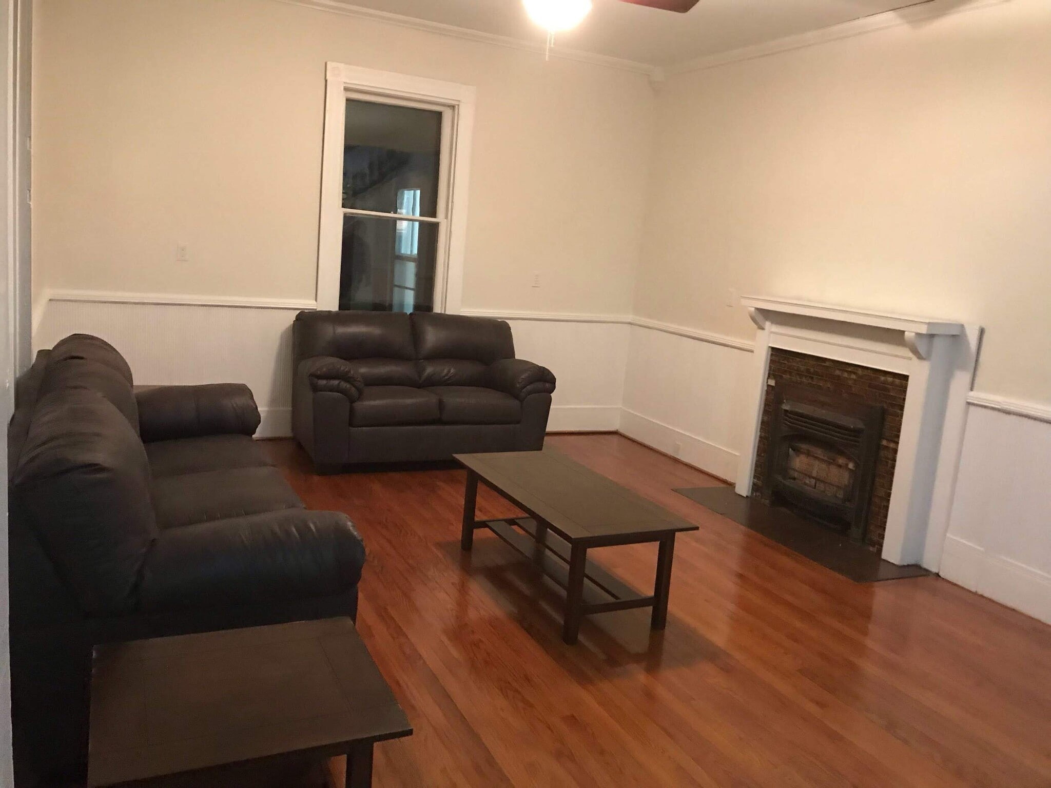 Living room with smart TV and comfy furniture - 526 Monroe St