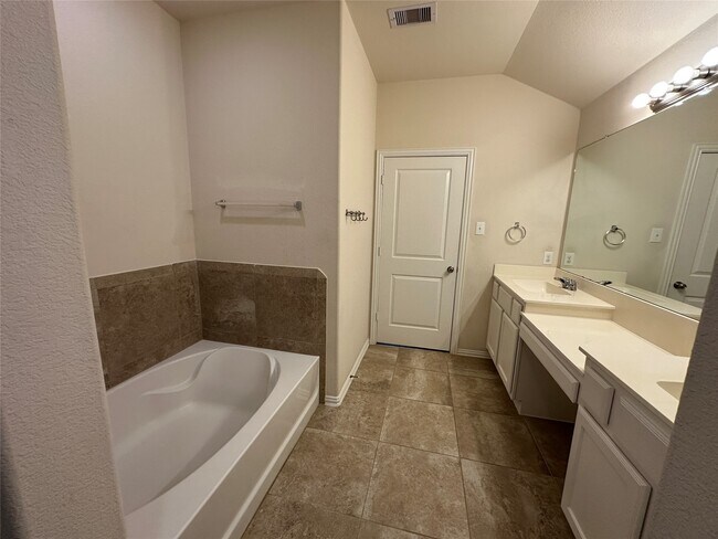Building Photo - 16030 Dehay Ln