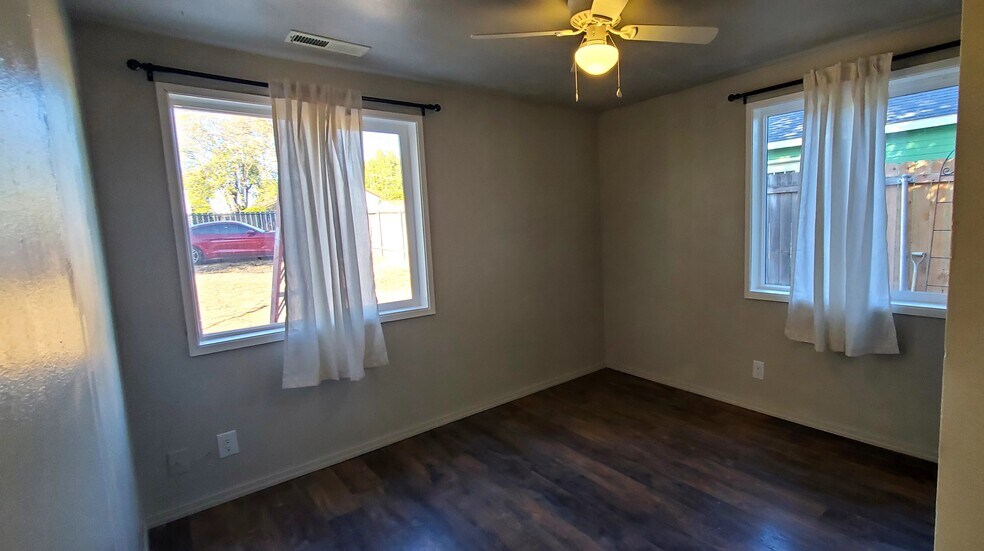 Building Photo - 1907 W Shoshone St