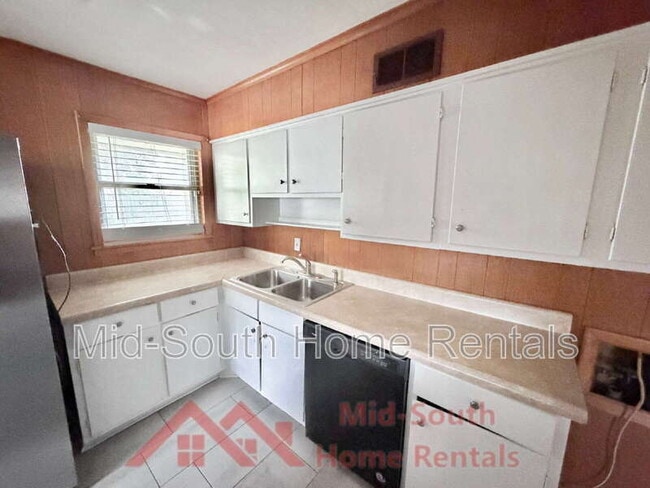 Building Photo - 3831 Hermitage Dr