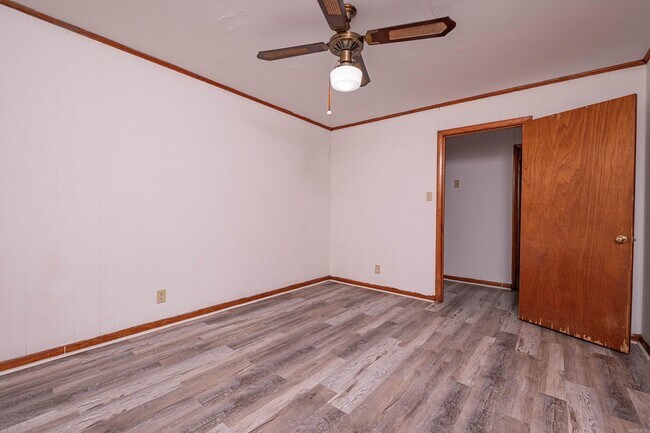 Building Photo - 917 N East St