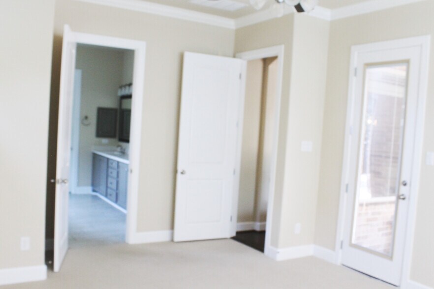 Building Photo - 508 Hidden Meadow Dr
