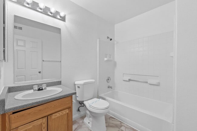 Building Photo - 2 Bedroom, 2 Bath Condo Near Nellis Air Fo...