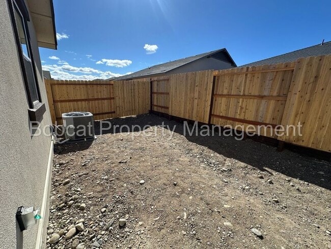 Building Photo - 923 Nelle Dr