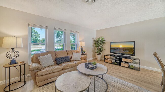 Building Photo - 3 Bedroom, 2 Bath Home with Pool Near Sies...