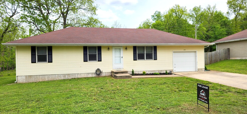 Building Photo - 310 S Basswood Ave