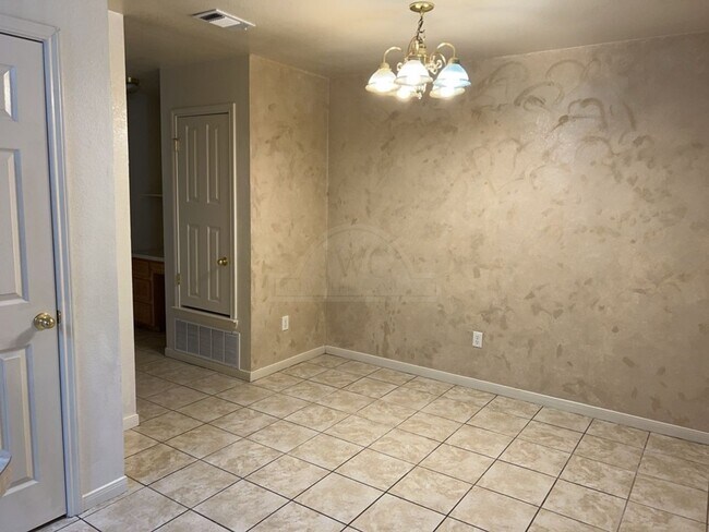 Building Photo - 1204 Nicholas Cir