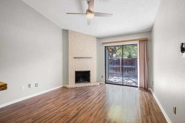 Building Photo - Lovely 1 Bedroom, 1 Bath Condo in South Lamar