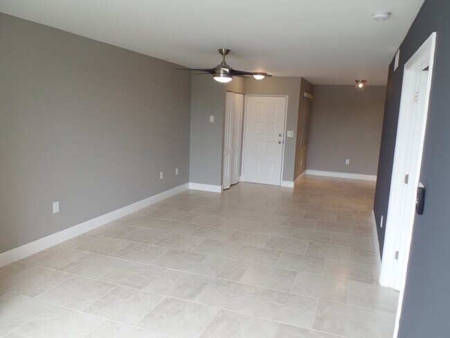Building Photo - 2820 N Oakland Forest Dr