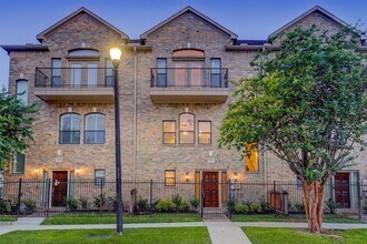 Building Photo - Impeccably Maintained Midtown Townhome wit...