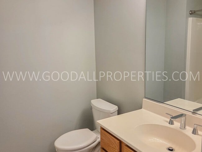 Building Photo - 2 Bedroom Townhome in Gated Community in West Des Moines!!!