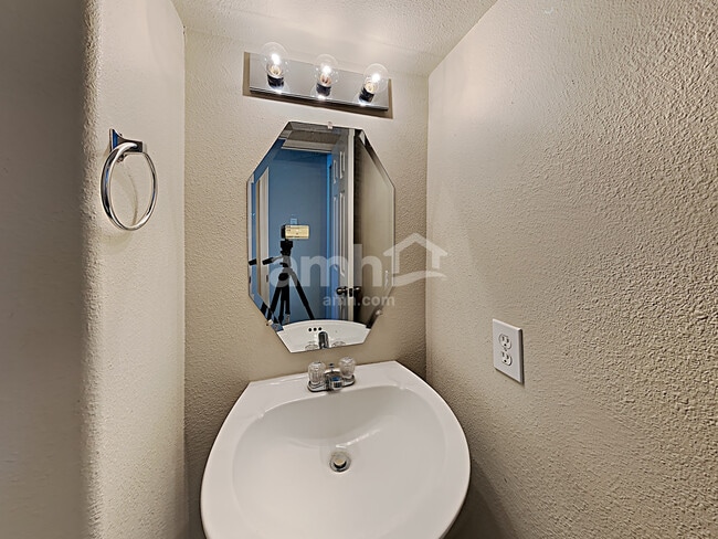Building Photo - 18401 Sunrise Oaks Ct