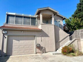 Building Photo - Spacious 3 Bedroom House
