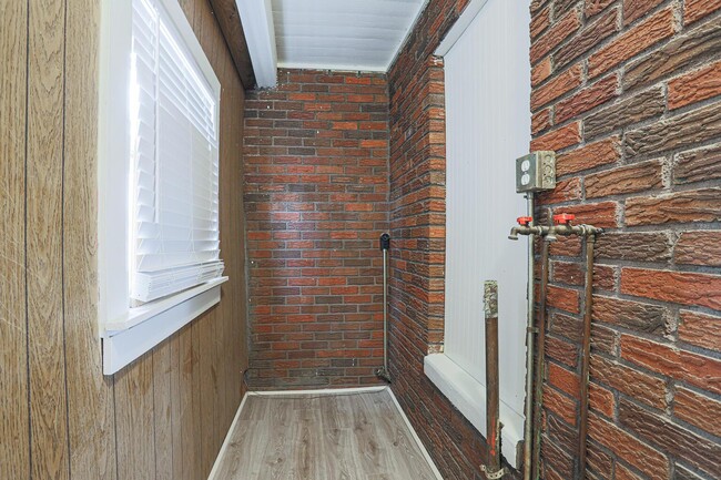 Building Photo - 2028 7th Ave